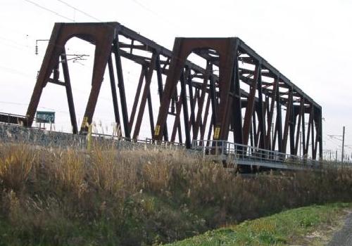 耐候性鋼の鉄道橋の写真1