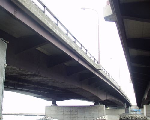 耐候性鋼の道路橋の写真1