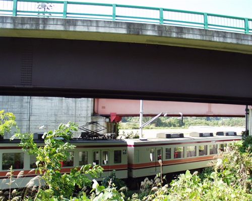 耐候性鋼の鉄道橋の写真　火浦橋